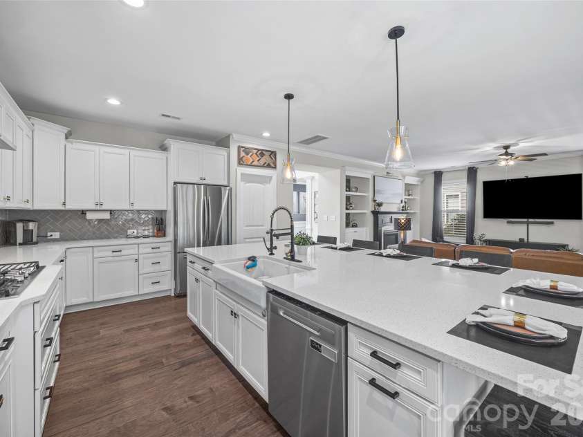 162 Hampton Trail Drive, Fort Mill, SC 29708.  MLS# CAR4410866, YatesRealty ID 45539. Kitchen