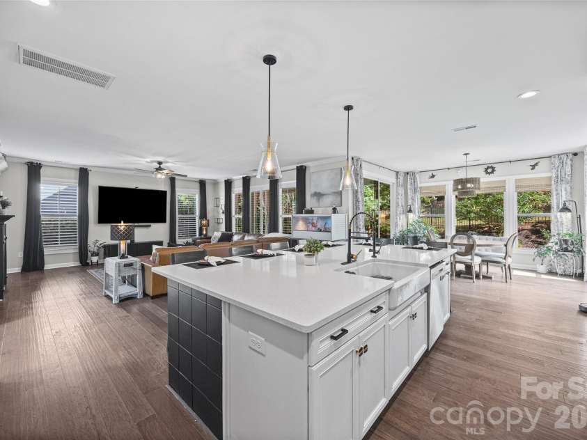 162 Hampton Trail Drive, Fort Mill, SC 29708.  MLS# CAR4410866, YatesRealty ID 45539. Open Floor Kitchen/Breakfast Area/Living Room