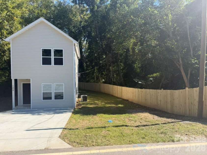 109 Gregory Street, Lancaster, SC 29720.  MLS# CAR4416374, YatesRealty ID 45541. 