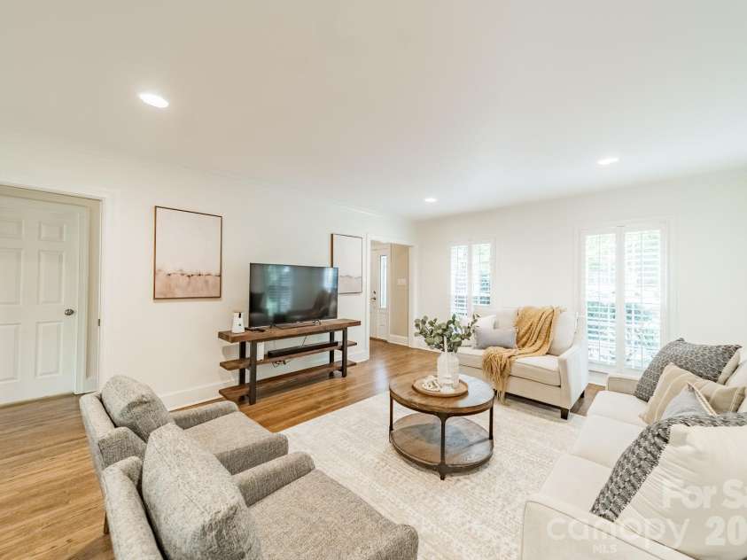 3821 Silver Bell Drive, Charlotte, NC 28211.  MLS# CAR4415451, YatesRealty ID 45546. 