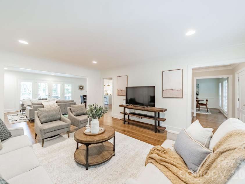 3821 Silver Bell Drive, Charlotte, NC 28211.  MLS# CAR4415451, YatesRealty ID 45546. 