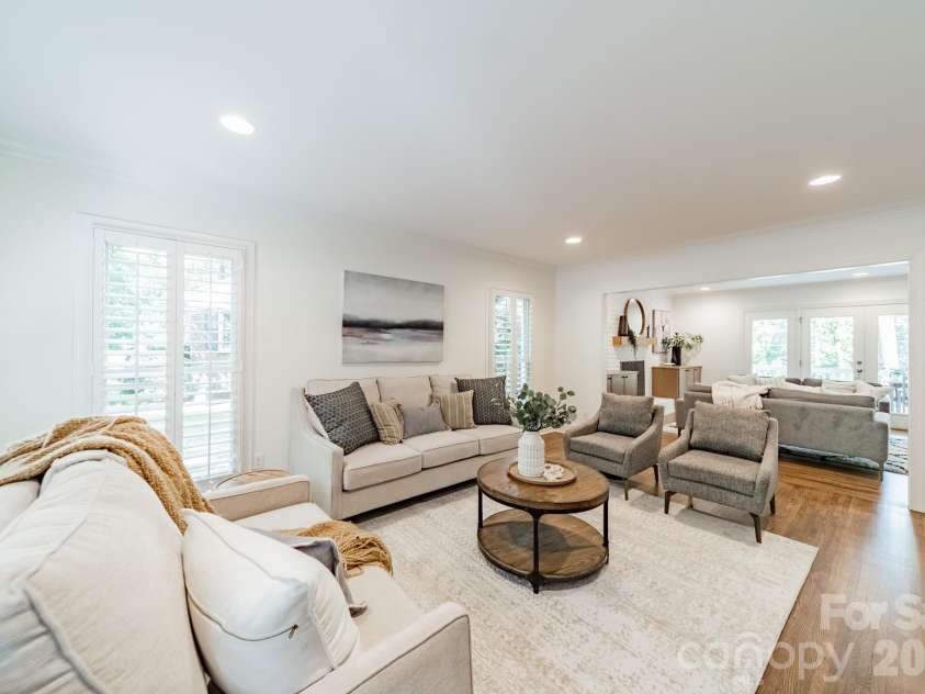 3821 Silver Bell Drive, Charlotte, NC 28211.  MLS# CAR4415451, YatesRealty ID 45546. 