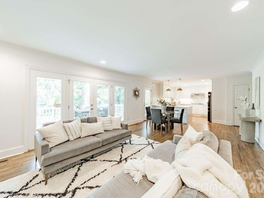 3821 Silver Bell Drive, Charlotte, NC 28211.  MLS# CAR4415451, YatesRealty ID 45546. 