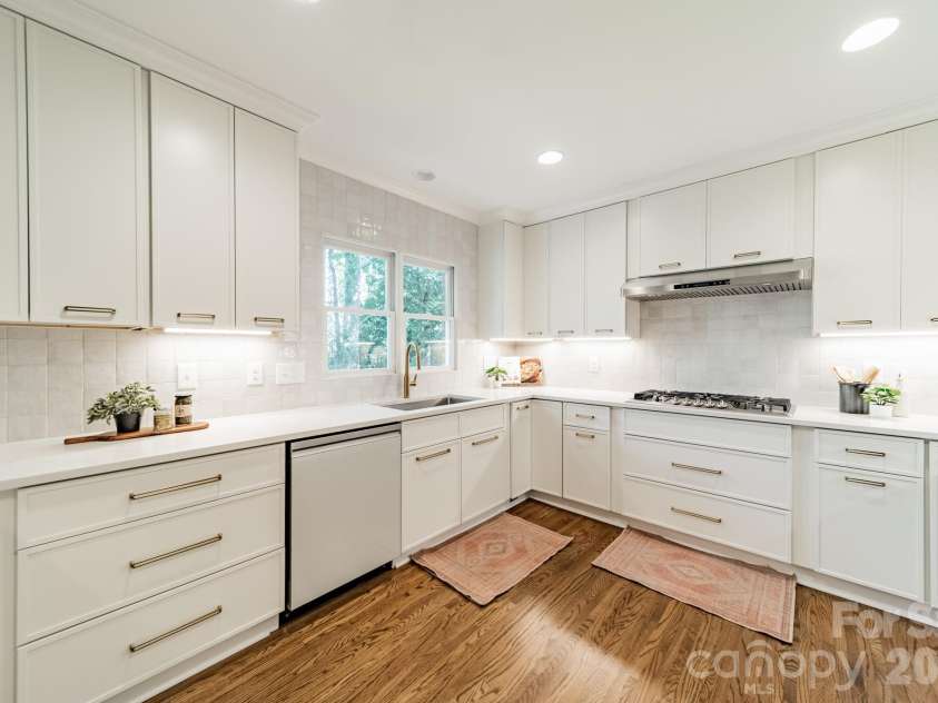 3821 Silver Bell Drive, Charlotte, NC 28211.  MLS# CAR4415451, YatesRealty ID 45546. 