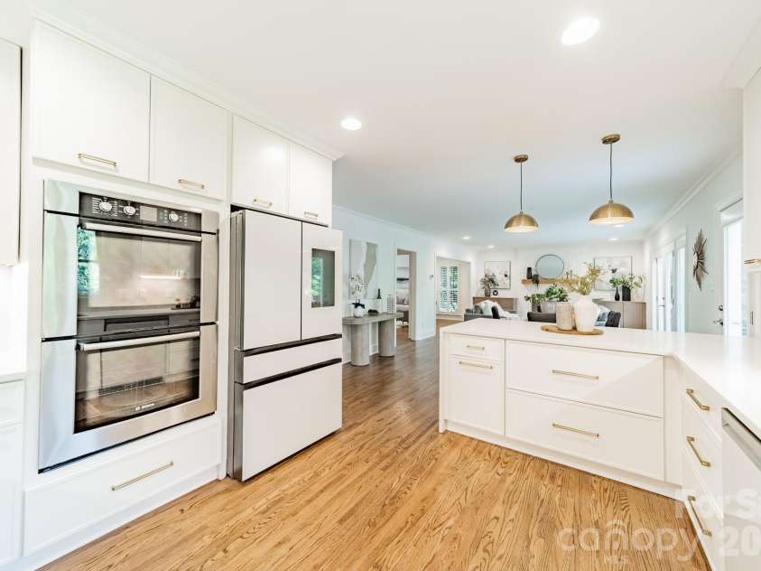 3821 Silver Bell Drive, Charlotte, NC 28211.  MLS# CAR4415451, YatesRealty ID 45546. 