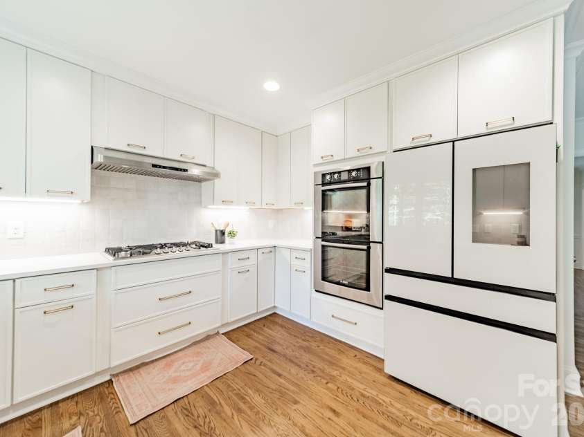3821 Silver Bell Drive, Charlotte, NC 28211.  MLS# CAR4415451, YatesRealty ID 45546. 