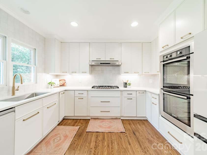 3821 Silver Bell Drive, Charlotte, NC 28211.  MLS# CAR4415451, YatesRealty ID 45546. 