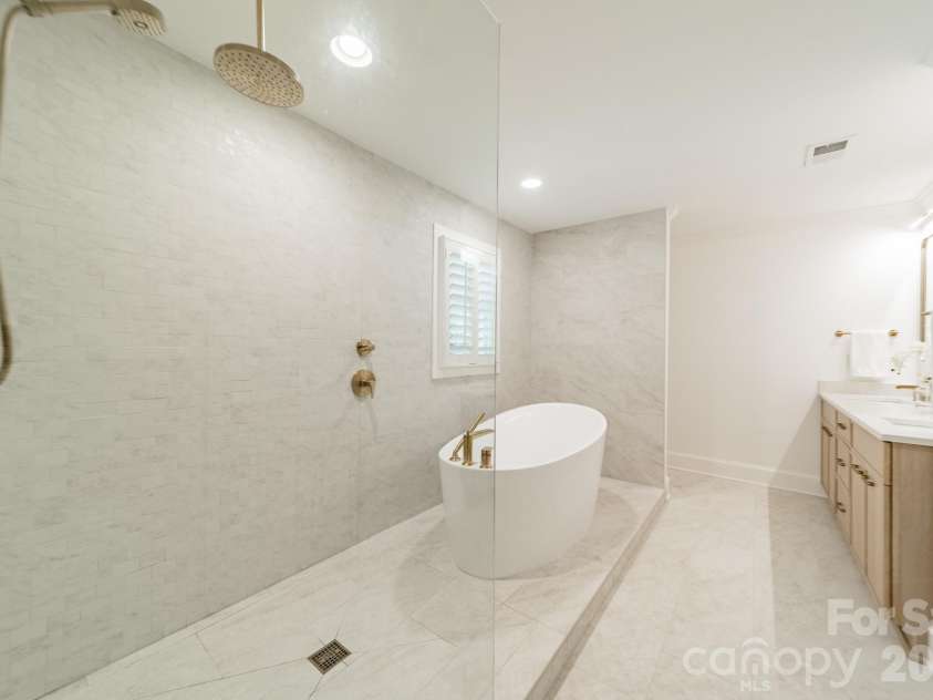3821 Silver Bell Drive, Charlotte, NC 28211.  MLS# CAR4415451, YatesRealty ID 45546. 