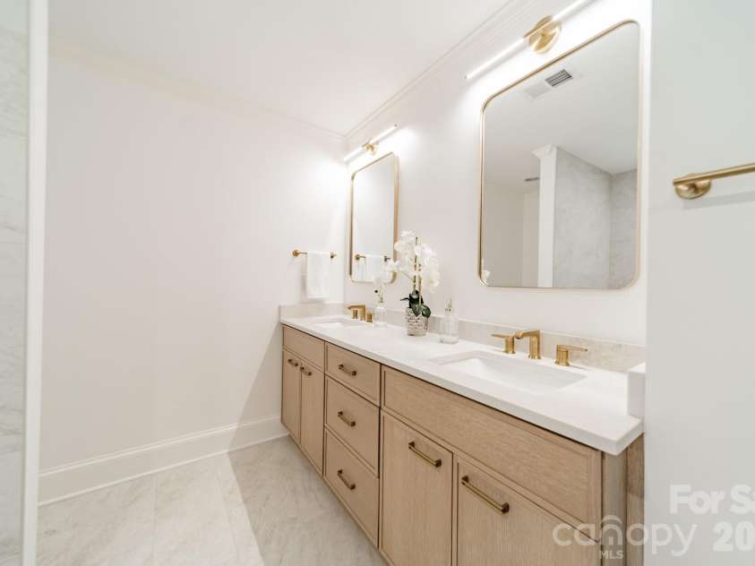 3821 Silver Bell Drive, Charlotte, NC 28211.  MLS# CAR4415451, YatesRealty ID 45546. 
