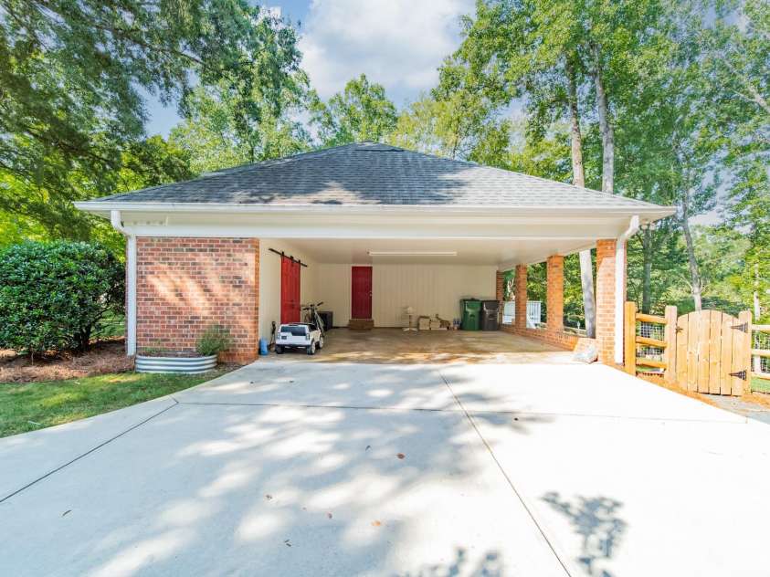 3821 Silver Bell Drive, Charlotte, NC 28211.  MLS# CAR4415451, YatesRealty ID 45546. 