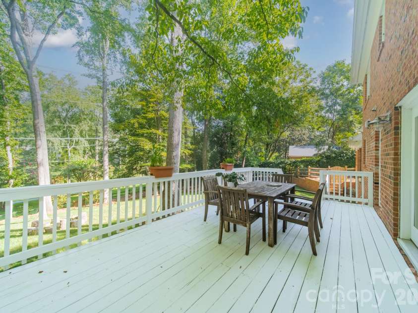 3821 Silver Bell Drive, Charlotte, NC 28211.  MLS# CAR4415451, YatesRealty ID 45546. 