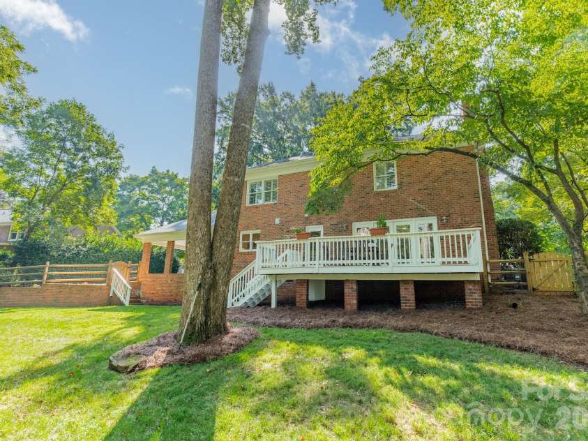 3821 Silver Bell Drive, Charlotte, NC 28211.  MLS# CAR4415451, YatesRealty ID 45546. 