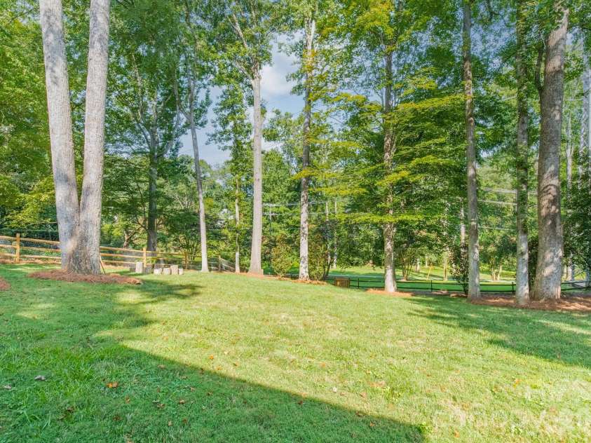 3821 Silver Bell Drive, Charlotte, NC 28211.  MLS# CAR4415451, YatesRealty ID 45546. 