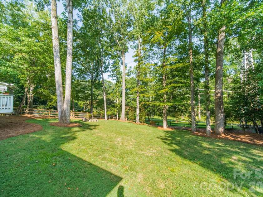 3821 Silver Bell Drive, Charlotte, NC 28211.  MLS# CAR4415451, YatesRealty ID 45546. 