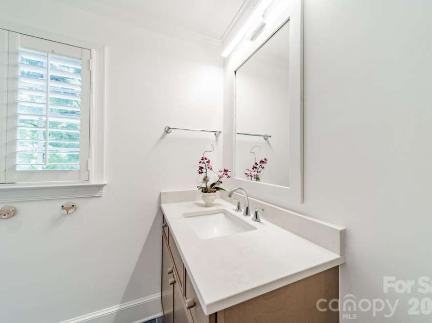 3821 Silver Bell Drive, Charlotte, NC 28211.  MLS# CAR4415451, YatesRealty ID 45546. Full Bath