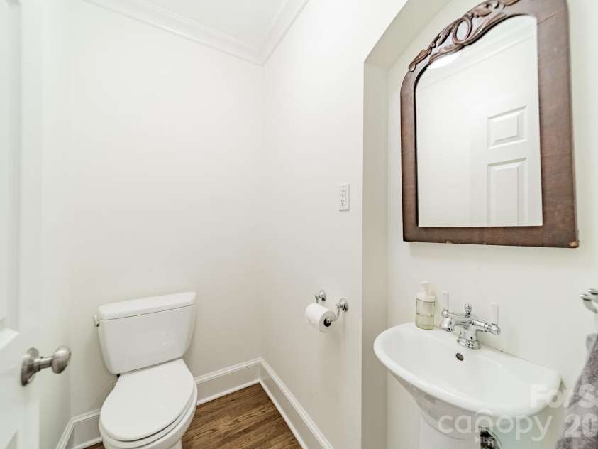 3821 Silver Bell Drive, Charlotte, NC 28211.  MLS# CAR4415451, YatesRealty ID 45546. Half Bath