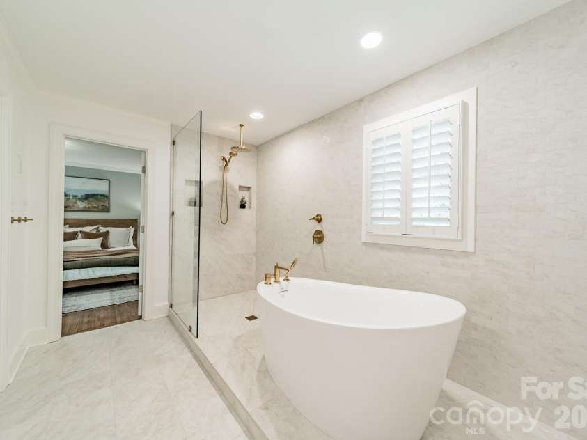 3821 Silver Bell Drive, Charlotte, NC 28211.  MLS# CAR4415451, YatesRealty ID 45546. Primary Bath