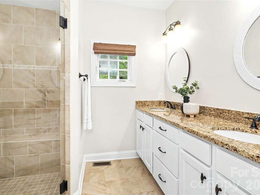 1825 Lombardy Circle, Charlotte, NC 28203.  MLS# CAR4407223, YatesRealty ID 45549. 