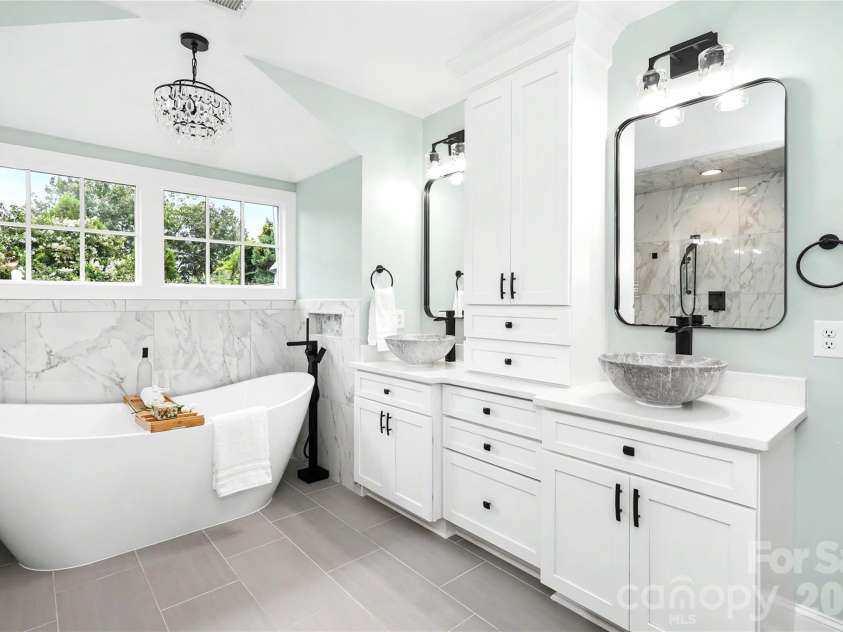 1825 Lombardy Circle, Charlotte, NC 28203.  MLS# CAR4407223, YatesRealty ID 45549. 
