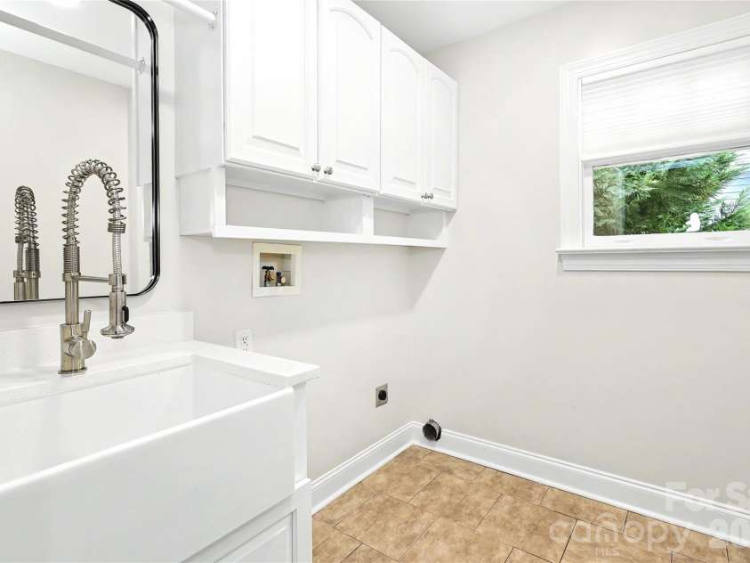 1825 Lombardy Circle, Charlotte, NC 28203.  MLS# CAR4407223, YatesRealty ID 45549. 