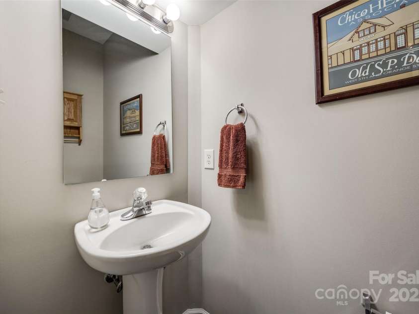 140 Reid Lane, Pineville, NC 28134.  MLS# CAR4227659, YatesRealty ID 4555. Powder room on main level