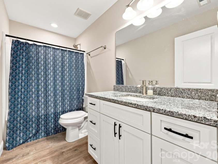 7 Greenridge Road, Weaverville, NC 28787.  MLS# CAR4415328, YatesRealty ID 45550. Full guest bathroom