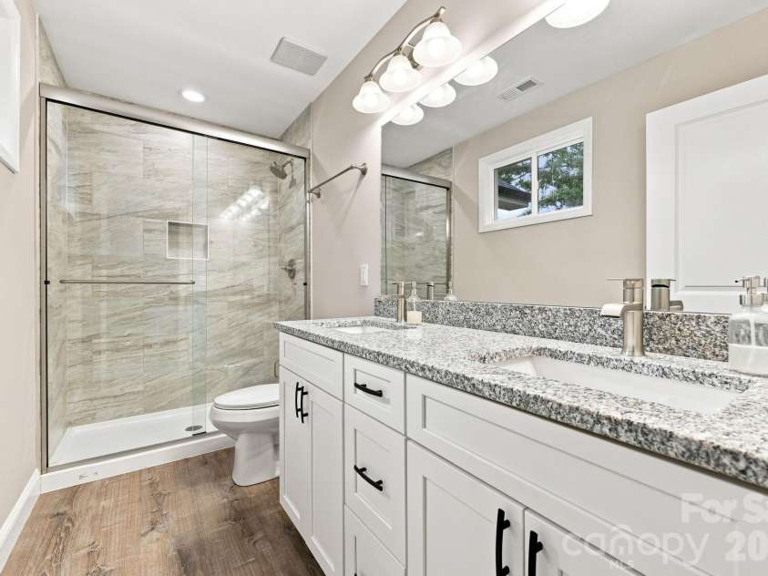 7 Greenridge Road, Weaverville, NC 28787.  MLS# CAR4415328, YatesRealty ID 45550. Full primary bathroom