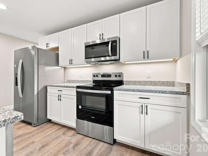 7 Greenridge Road, Weaverville, NC 28787.  MLS# CAR4415328, YatesRealty ID 45550. Like new kitchen