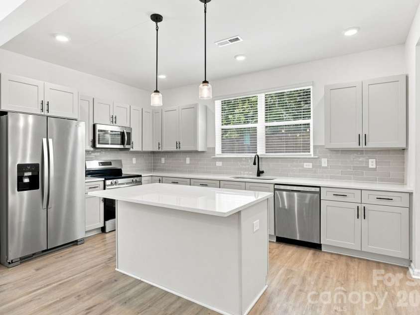 1812 Purser Drive, Charlotte, NC 28215.  MLS# CAR4416276, YatesRealty ID 45553. 