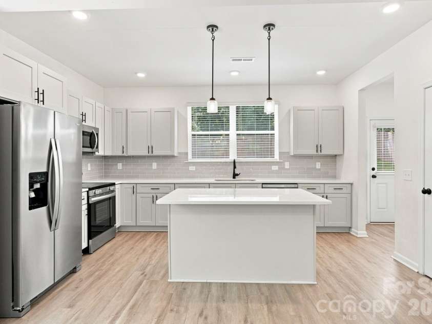 1812 Purser Drive, Charlotte, NC 28215.  MLS# CAR4416276, YatesRealty ID 45553. 