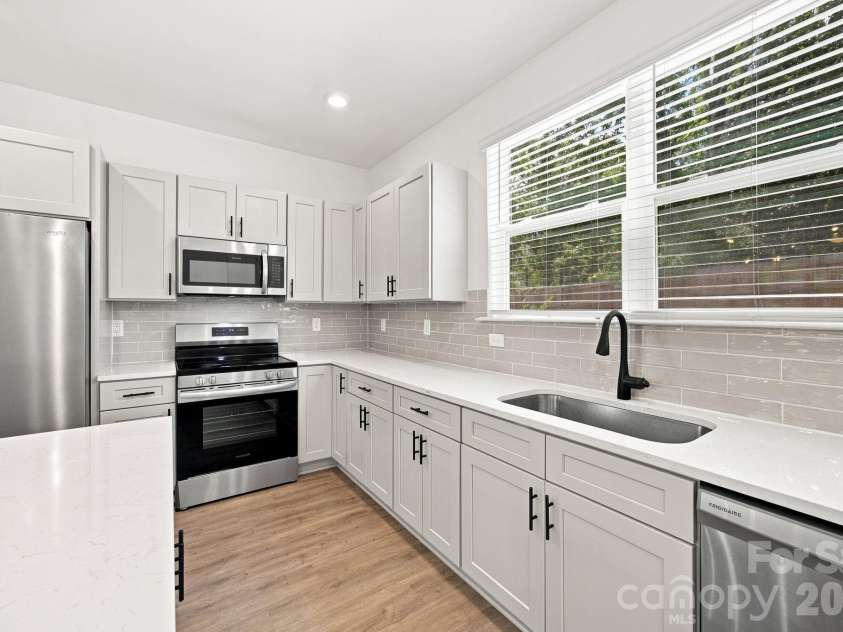 1812 Purser Drive, Charlotte, NC 28215.  MLS# CAR4416276, YatesRealty ID 45553. 