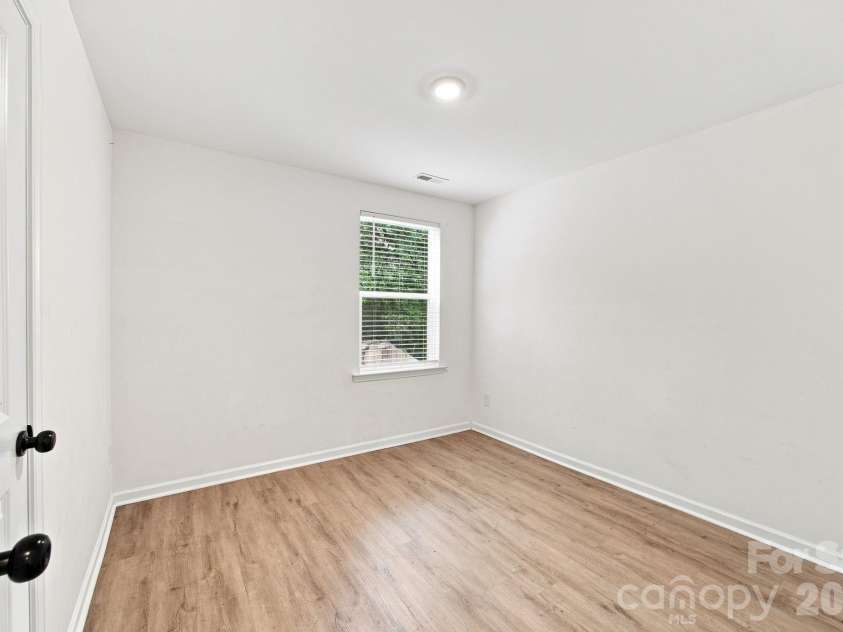 1812 Purser Drive, Charlotte, NC 28215.  MLS# CAR4416276, YatesRealty ID 45553. 