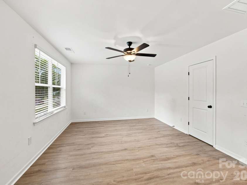 1812 Purser Drive, Charlotte, NC 28215.  MLS# CAR4416276, YatesRealty ID 45553. 