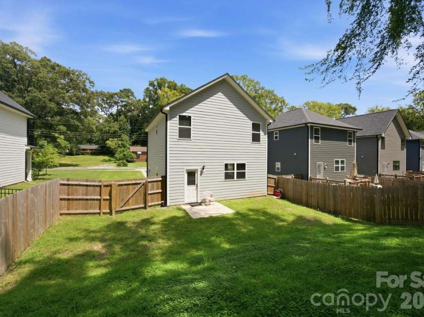 1812 Purser Drive, Charlotte, NC 28215.  MLS# CAR4416276, YatesRealty ID 45553. 