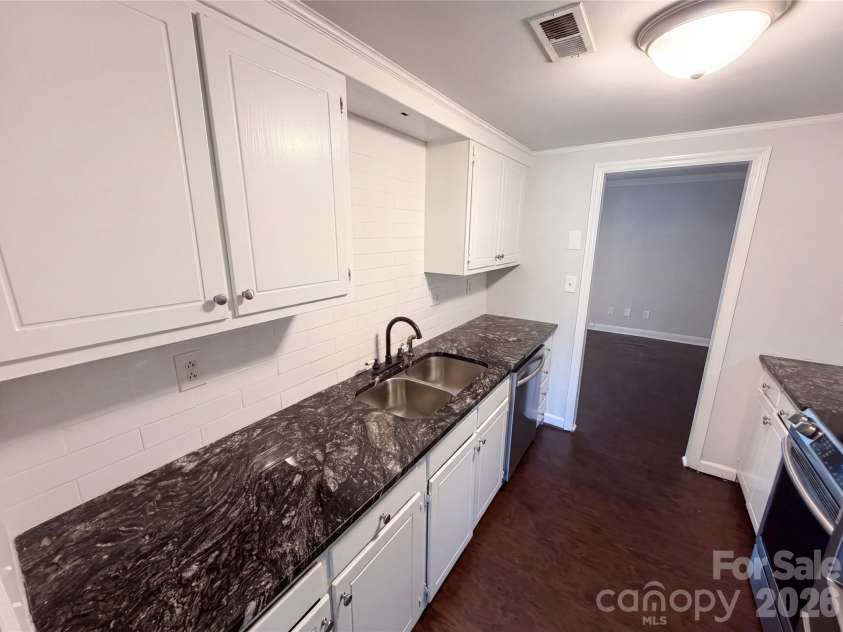 8042 Regent Park Lane, Charlotte, NC 28210.  MLS# CAR4416558, YatesRealty ID 45555. 