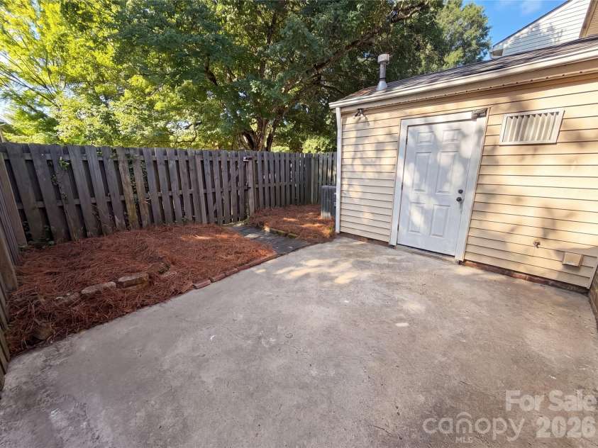 8042 Regent Park Lane, Charlotte, NC 28210.  MLS# CAR4416558, YatesRealty ID 45555. 