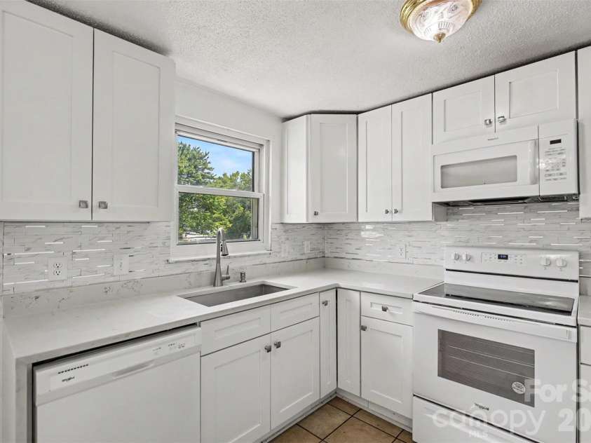 2119 O Hara Drive, Charlotte, NC 28273.  MLS# CAR4415100, YatesRealty ID 45557. Kitchen with a beautiful backsplash!