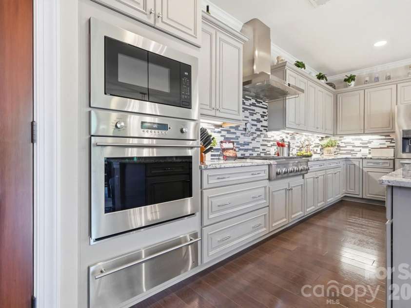 6127 Raven Rock Drive, Denver, NC 28037.  MLS# CAR4414430, YatesRealty ID 45559. Beautifully equipped kitchen featuring Monogram appliances, wall oven, microwave, warming drawer and abundant cabinetry.