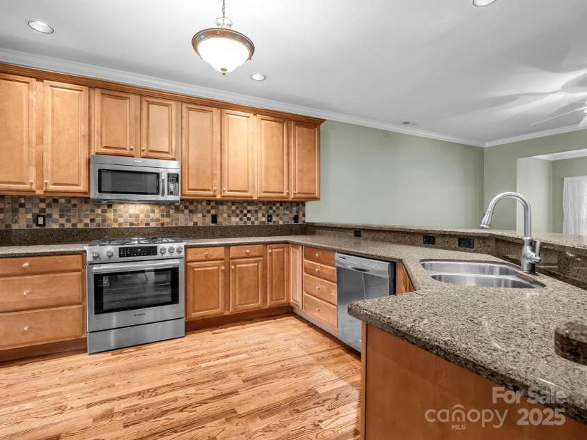 89 Victoria Park Drive, Hendersonville, NC 28792.  MLS# CAR4300693, YatesRealty ID 4556. Spacious Kitchen