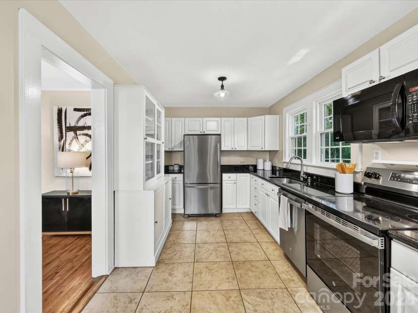 1824 Chestnut Avenue, Charlotte, NC 28205.  MLS# CAR4411171, YatesRealty ID 45564. 