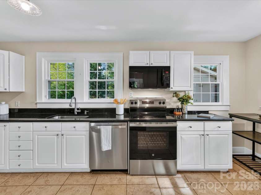 1824 Chestnut Avenue, Charlotte, NC 28205.  MLS# CAR4411171, YatesRealty ID 45564. 