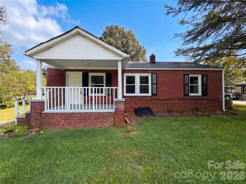 1006 Peachtree Road, Charlotte, NC 28216.  MLS# CAR4416578, YatesRealty ID 45566. 