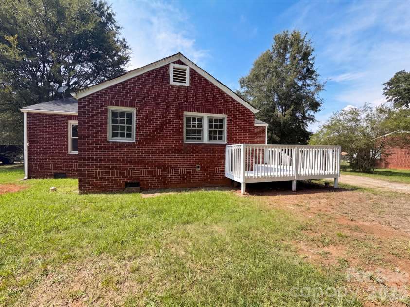 1006 Peachtree Road, Charlotte, NC 28216.  MLS# CAR4416578, YatesRealty ID 45566. 