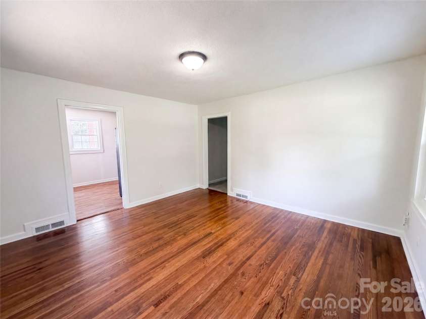 1006 Peachtree Road, Charlotte, NC 28216.  MLS# CAR4416578, YatesRealty ID 45566. 