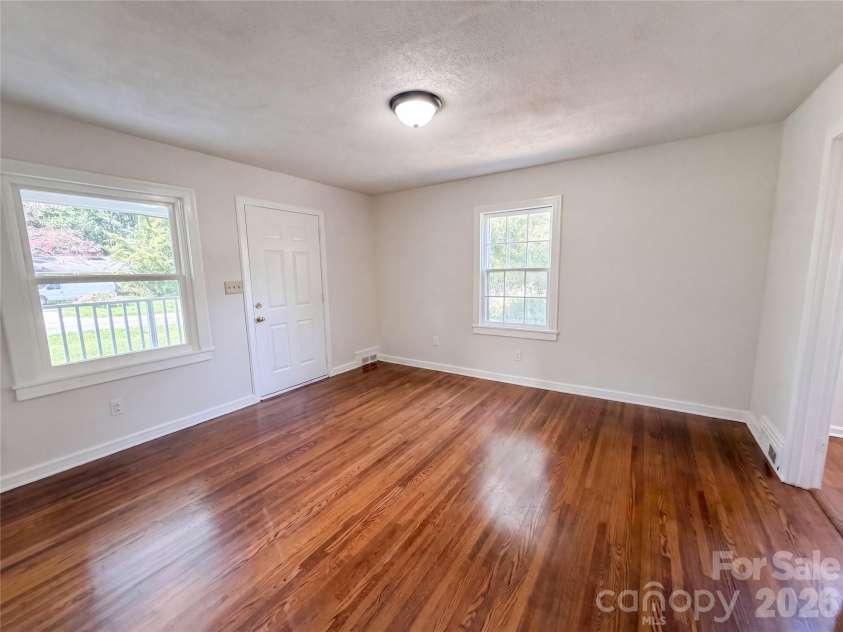 1006 Peachtree Road, Charlotte, NC 28216.  MLS# CAR4416578, YatesRealty ID 45566. 