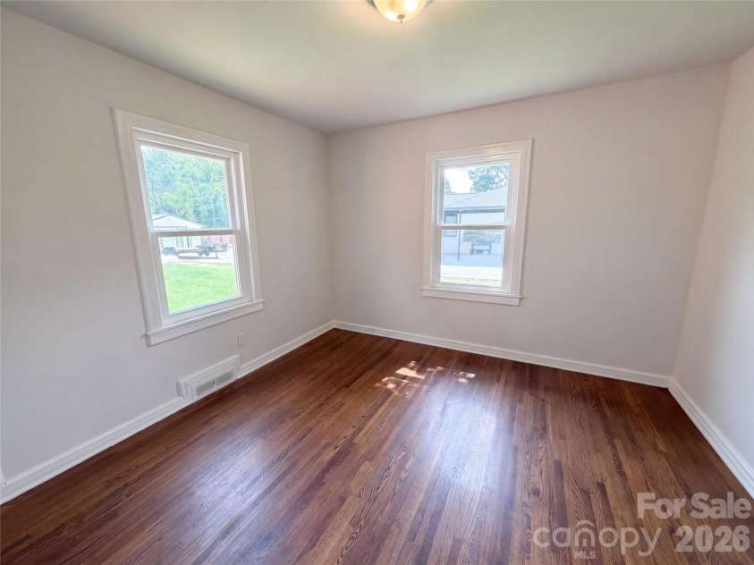 1006 Peachtree Road, Charlotte, NC 28216.  MLS# CAR4416578, YatesRealty ID 45566. 