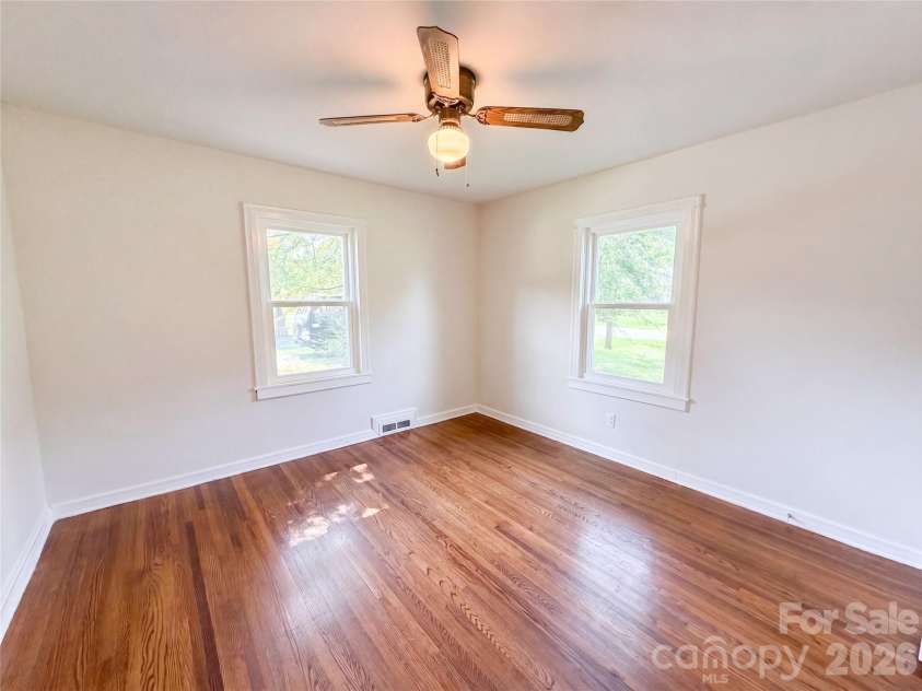 1006 Peachtree Road, Charlotte, NC 28216.  MLS# CAR4416578, YatesRealty ID 45566. 