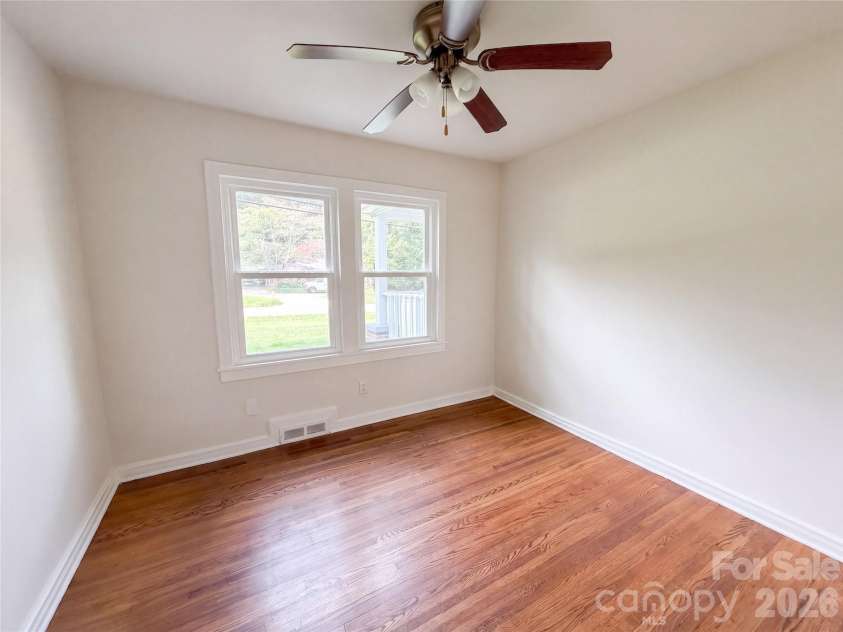 1006 Peachtree Road, Charlotte, NC 28216.  MLS# CAR4416578, YatesRealty ID 45566. 