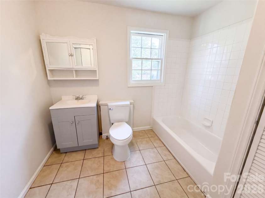 1006 Peachtree Road, Charlotte, NC 28216.  MLS# CAR4416578, YatesRealty ID 45566. 