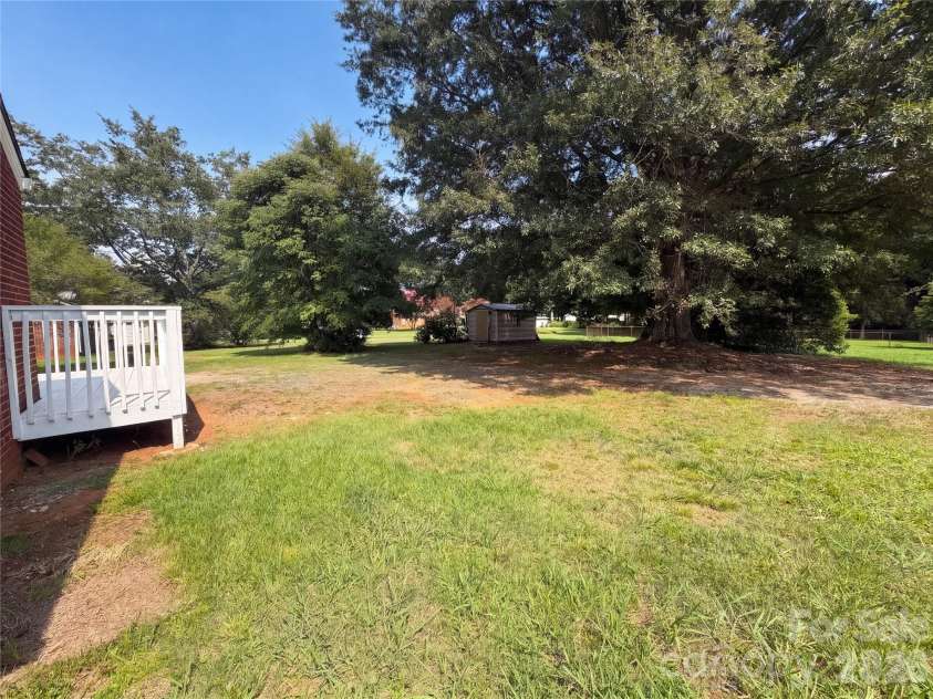 1006 Peachtree Road, Charlotte, NC 28216.  MLS# CAR4416578, YatesRealty ID 45566. 